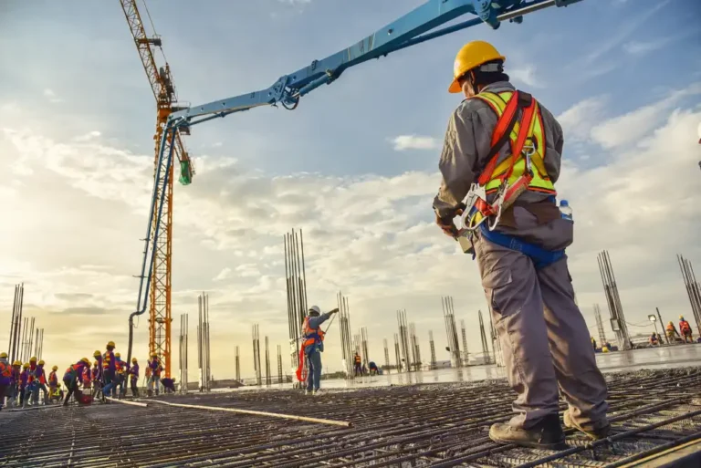 construction workers use finger weights